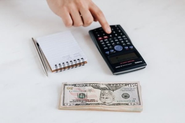 Qu'est-ce qui distingue le financement direct du financement indirect ?
